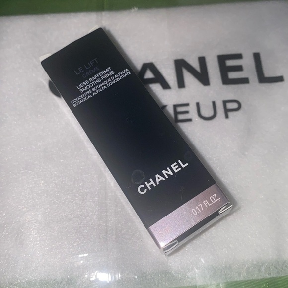 Chanel cosmetic Bag EUC with New Never used Spa/make up items
Chanel
Exclusive - Picture 7 of 16
